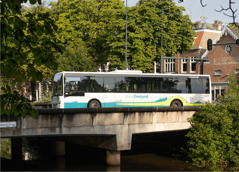 Bus op een brug